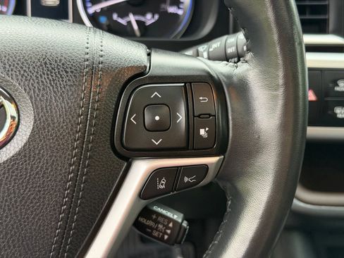 Used 2019 Toyota Highlander XLE AWD/4WD image 20