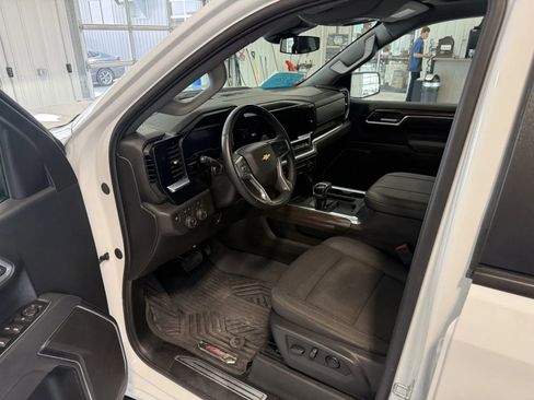 Used 2025 Chevrolet Silverado 1500 LT AWD/4WD image 9