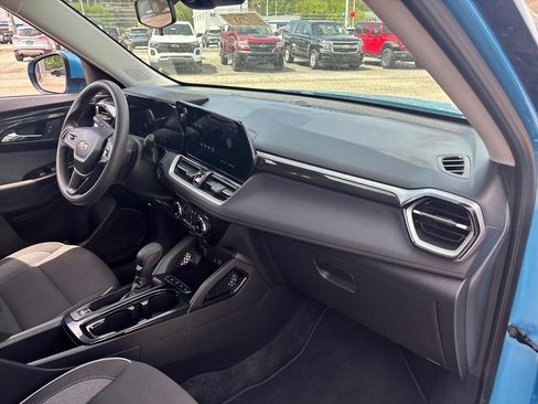 Used 2025 Chevrolet TrailBlazer LT AWD/4WD image 30