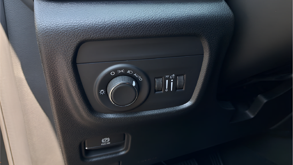 Used 2025 Jeep Grand Cherokee Laredo AWD/4WD image 23