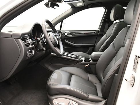 Certified 2026 Porsche Macan AWD/4WD image 5