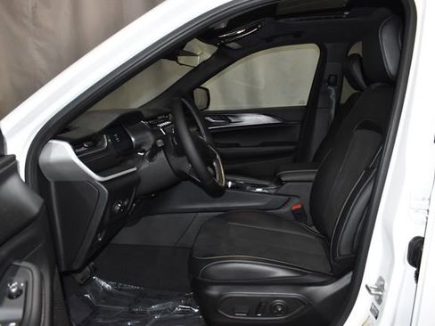 New 2025 Jeep Grand Cherokee L Altitude image 10