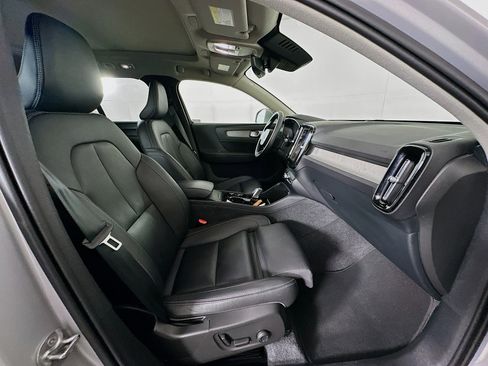 Used 2025 Volvo XC40 B5 Plus image 32