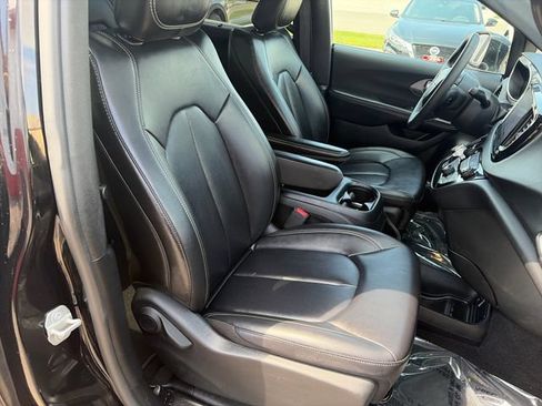 Used 2025 Chrysler Pacifica Select FWD image 37