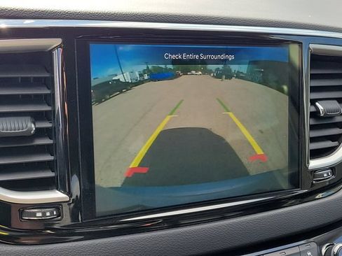 Used 2023 Chrysler Pacifica Touring-L FWD image 16