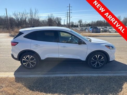 Used 2021 Ford Escape SE w/ SE Sport Appearance Package image 2