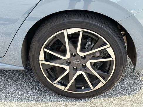 Certified 2025 Nissan Sentra SR FWD image 33