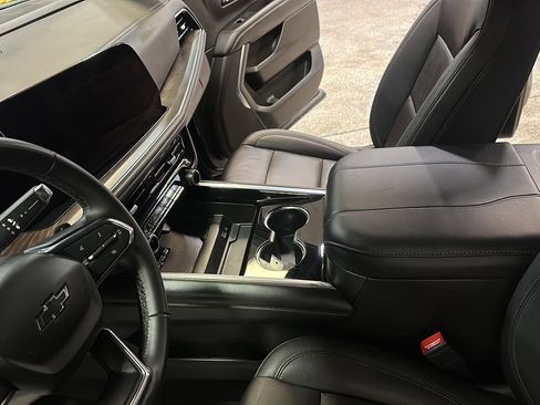 Used 2025 Chevrolet Suburban Z71 image 26