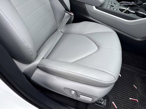 Used 2026 Toyota Highlander XLE image 10