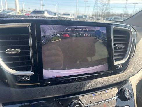 Used 2021 Chrysler Pacifica Touring-L image 24