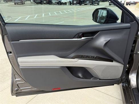 Used 2022 Toyota Camry LE image 10