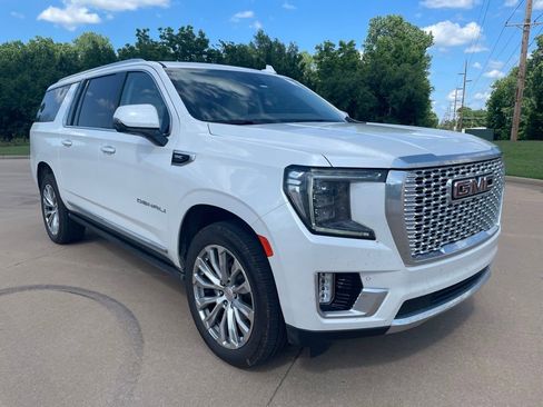 Used 2022 GMC Yukon XL Denali AWD/4WD image 3
