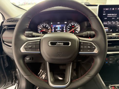 Used 2022 Jeep Compass Trailhawk w/ Trailhawk Convenience Group AWD/4WD image 16