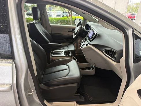 Used 2024 Chrysler Pacifica Touring-L FWD image 28