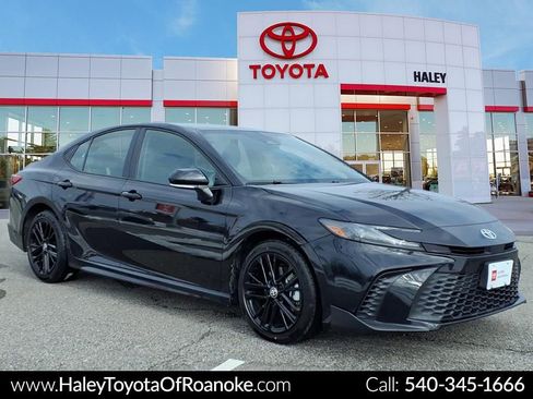 Certified 2025 Toyota Camry SE image 1