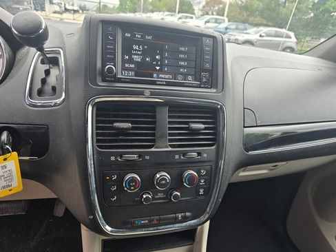 Used 2017 Dodge Grand Caravan SXT FWD image 19