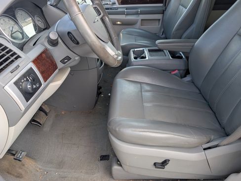 Used 2010 Chrysler Town & Country Touring FWD image 6