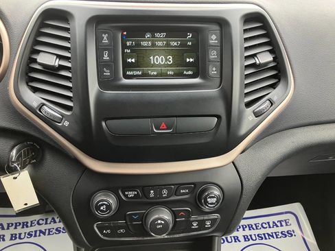 Used 2018 Jeep Cherokee Latitude w/ Cold Weather Group image 19