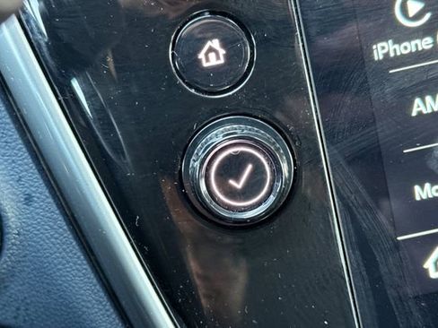 Used 2023 Chevrolet Bolt EUV Premier image 32