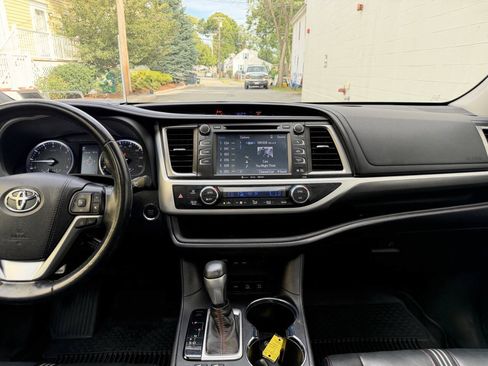 Used 2019 Toyota Highlander SE AWD/4WD image 24