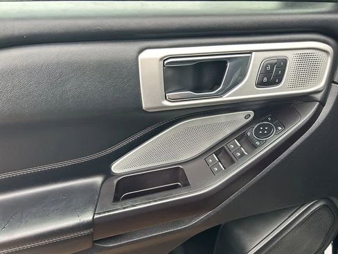Used 2020 Ford Explorer Platinum w/ Premium Technology Package image 15