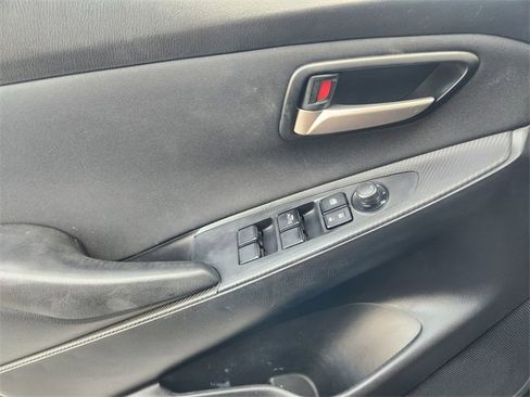 Used 2019 Toyota Yaris L image 29