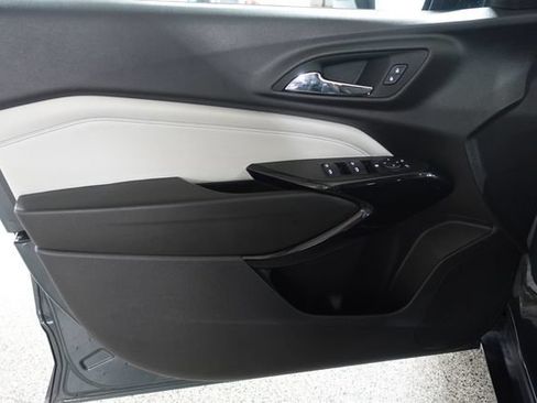 Used 2025 Chevrolet Trax LT FWD image 9
