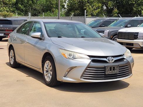 Used 2016 Toyota Camry LE FWD image 3