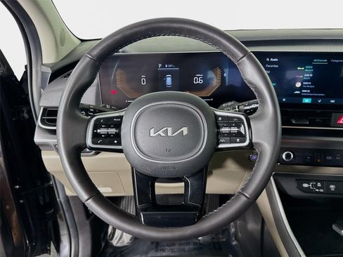 Used 2025 Kia Carnival FWD image 12