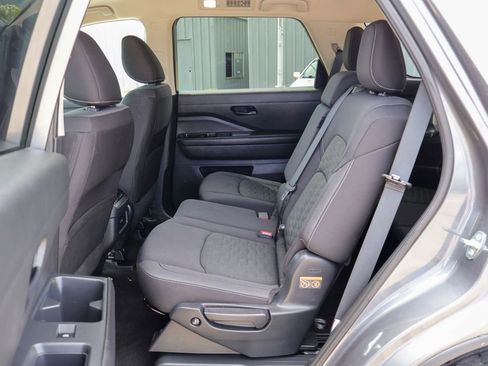 Used 2025 Nissan Pathfinder SV image 9