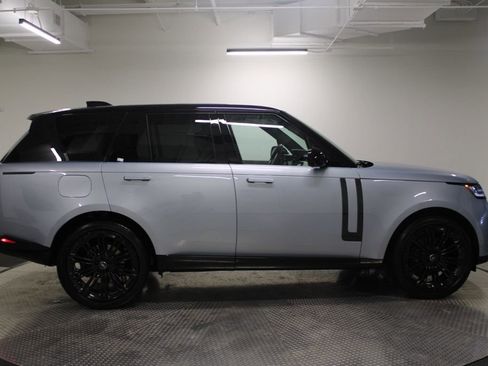 Used 2025 Land Rover Range Rover SE image 8