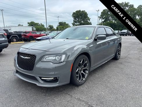 Used 2018 Chrysler 300 S w/ S Model Appearance Package RWD image 4