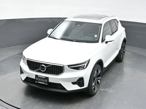 Used 2025 Volvo XC40 B5 Plus image 28
