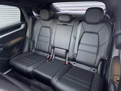 Certified 2024 Porsche Cayenne Coupe image 32