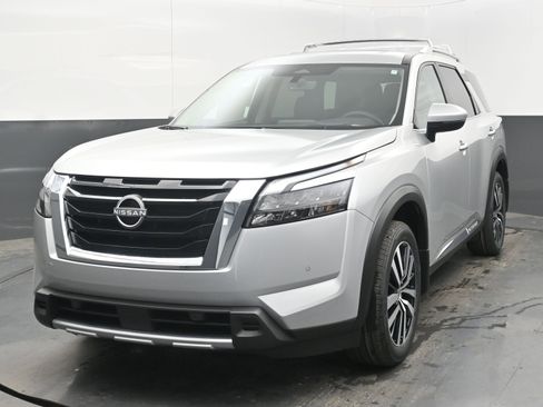 New 2025 Nissan Pathfinder Platinum image 3