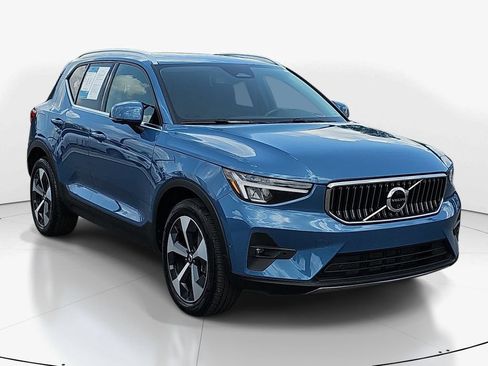 Used 2025 Volvo XC40 B5 Plus AWD/4WD image 3