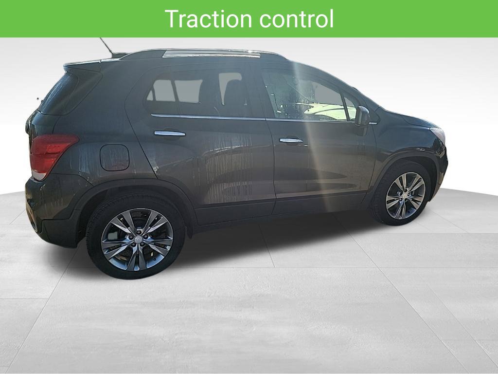 Used 2020 Chevrolet Trax LT w/ Sun & Sound Package FWD image 17