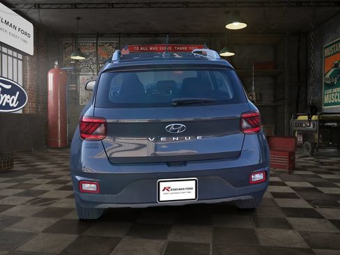Used 2023 Hyundai Venue SEL FWD image 5