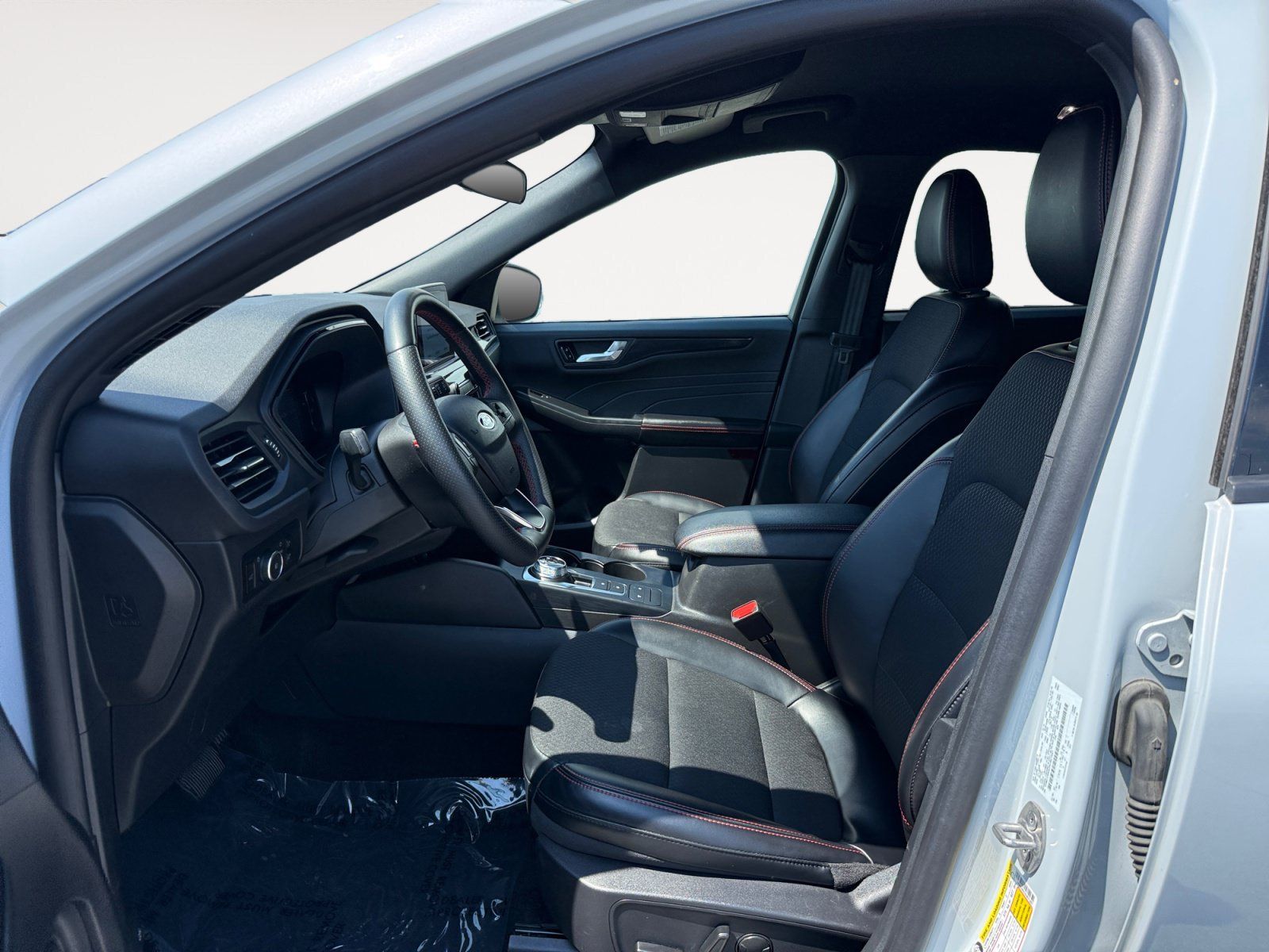 Certified 2025 Ford Escape ST-Line Select AWD/4WD image 10