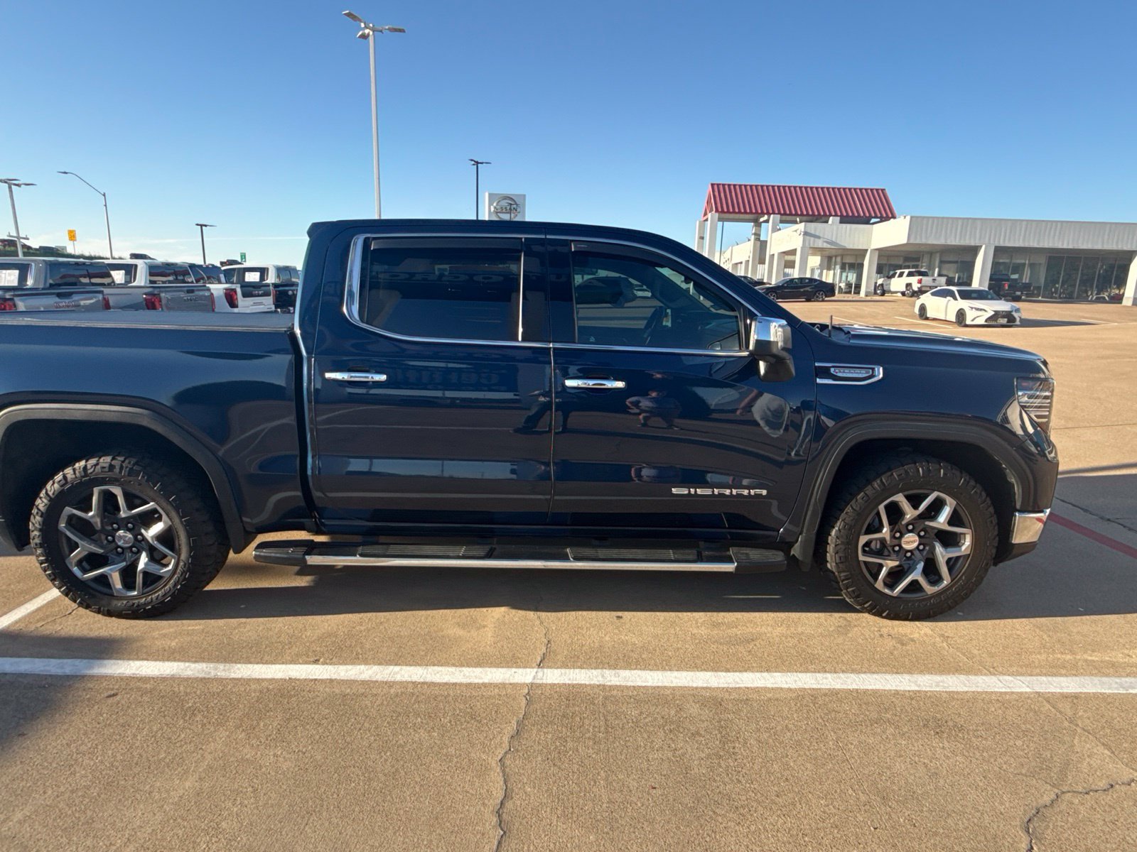 Used 2023 GMC Sierra 1500 SLT AWD/4WD image 25