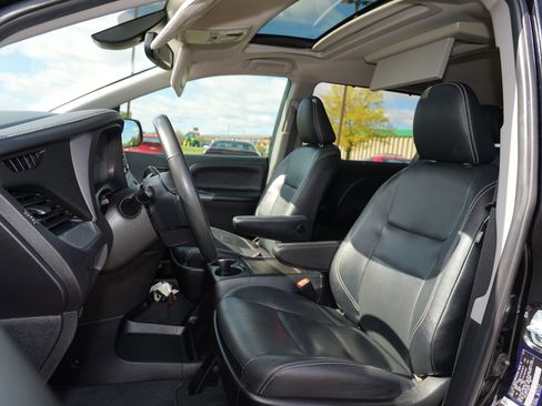 Used 2020 Toyota Sienna SE Premium w/ Nightshade Edition FWD image 12