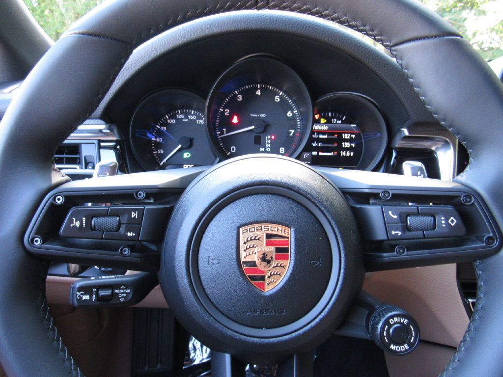 Certified 2026 Porsche Macan AWD/4WD image 33