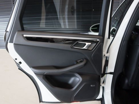 Used 2023 Porsche Macan image 25