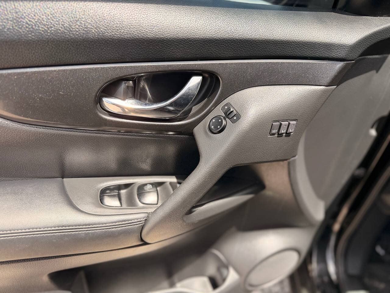 Used 2018 Nissan Rogue SV w/ Premium Package FWD image 25