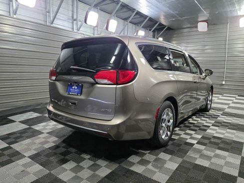 Used 2017 Chrysler Pacifica Limited image 5