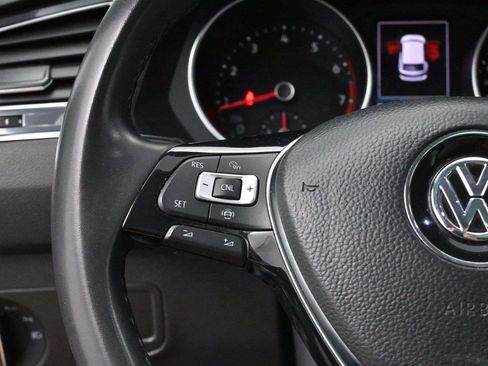 Used 2020 Volkswagen Tiguan SE w/ Panoramic Sunroof Package FWD image 17
