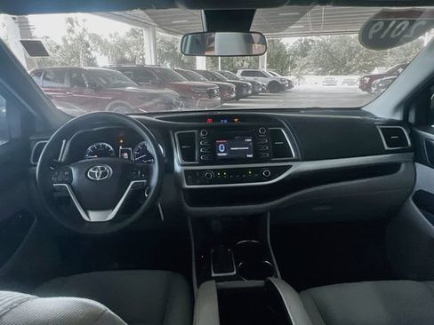 Used 2019 Toyota Highlander LE FWD image 28