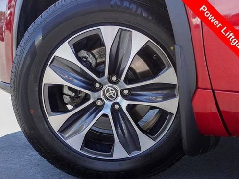 Certified 2023 Toyota Highlander XLE image 13