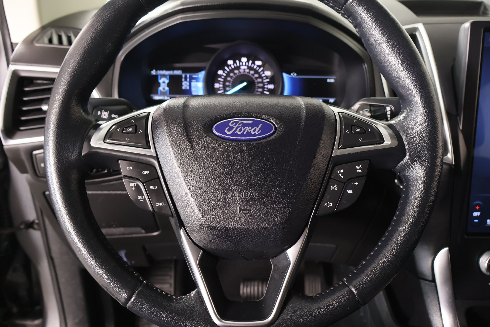 Used 2024 Ford Edge Titanium AWD/4WD image 3