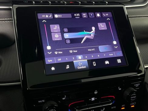 Used 2025 Jeep Grand Cherokee Altitude image 19